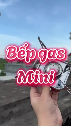 Bếp ga mini gấp gọn là lựa chọn hoàn hảo cho dã ngoại, du lịch, cắm trại hay nấu ăn tại nhà khi mất điện. Thiết kế nhỏ gọn, dễ gấp gọn và mang theo, tiết kiệm tối đa diện tích. Chất liệu hợp kim thép không gỉ chịu nhiệt tốt, bền bỉ và an toàn. Đầu đốt mạnh mẽ, tỏa nhiệt đều giúp nấu chín thức ăn nhanh chóng, tiết kiệm ga. Hệ thống đánh lửa tự động tiện lợi, không cần diêm hay bật lửa. Bếp ga mini gấp gọn dễ dàng lắp đặt, sử dụng và vệ sinh sau khi dùng. Phù hợp cho nồi, chảo nhiều kích cỡ, hỗ trợ nấu nướng linh hoạt mọi lúc mọi nơi, đáp ứng nhu cầu từ picnic, phượt đến dự phòng tại gia. #bepgagapgon #bepgamini #bepgaminidulich #bepgadulich #xuhuong 