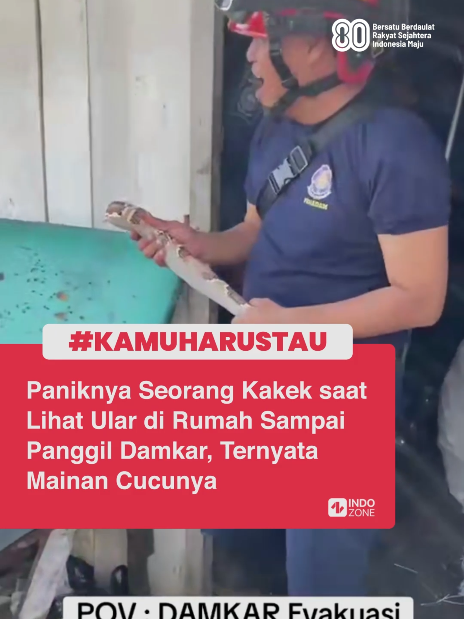 Suasana menegangkan mendadak berubah saat ular yang bikin panik seorang kakek, ternyata hanya mainan. Mulanya, ia dikagetkan dengan sebuah ular di dekat kardus, sampai takut dan memanggil Damkar. Ternyata ketika dievakuasi, ular itu adalah mainan. Dan siapa sangka kalau ular itu adalah mainan milik cucunya. Ada-ada saja ya, kek! Video: TikTok/yosef.lourenco [Baca berita dan informasi menarik lainnya hanya di www.indozone.id]