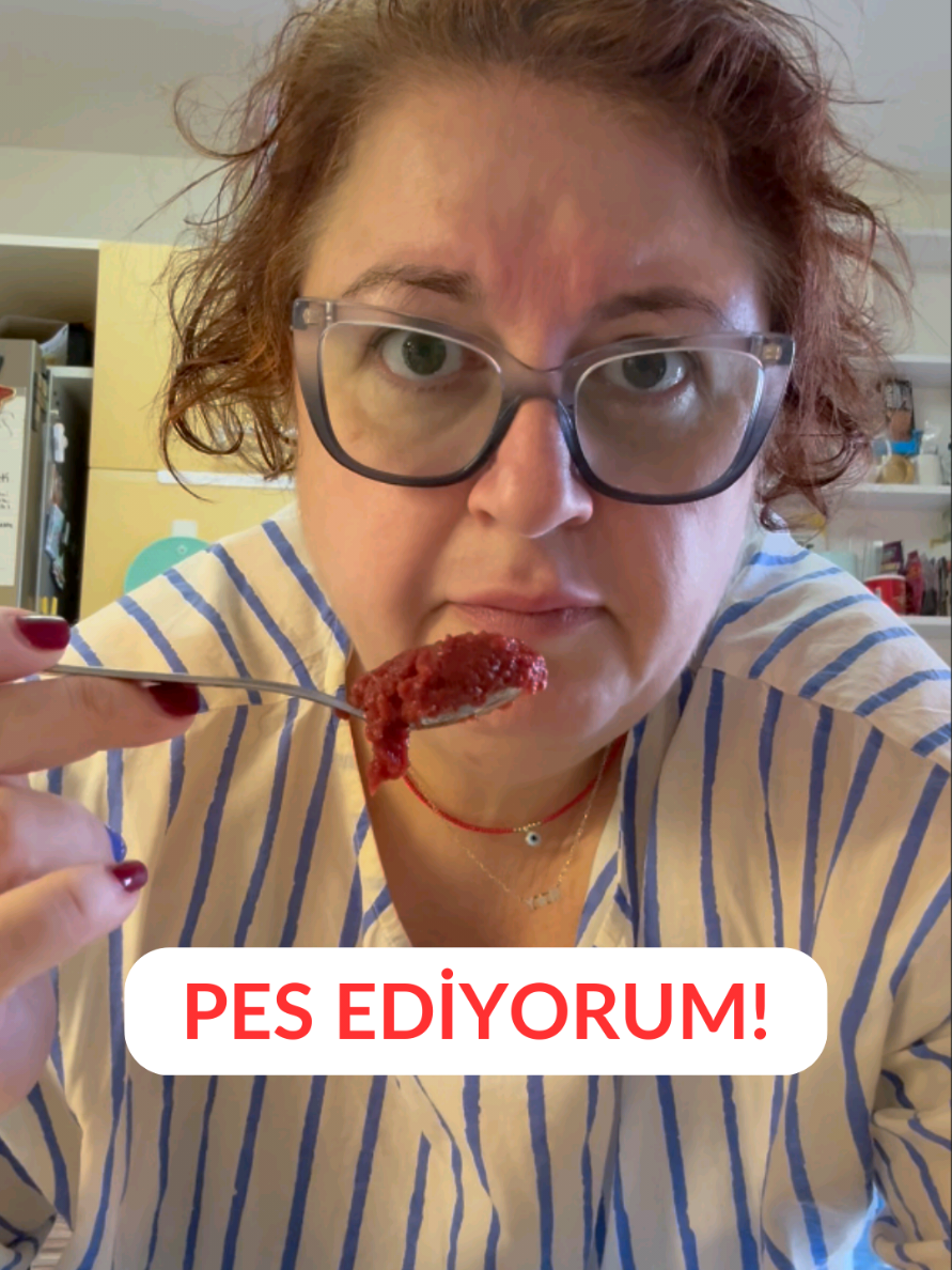 PES EDİYORUM! Evde salça nasıl yapılır, hadi gelin açık açık konuşalım. Bir gıda mühendisi olarak, size hem işin bilimsel tarafını hem de yıllardır duyduğum pratik yöntemleri aktaracağım ama önce sizden bir ricam var: Yorumlara tecrübelerinizi bırakın.🙏🏻 🍅 Hangi domatesi kullanıyorsunuz? 🧂 Ne kadar tuz koyuyorsunuz? (Lütfen “bi avuç” mı, “bi yemek kaşığı” mı net yazın) 🔥 Kaynatıyor musunuz yoksa direkt güneşe mi koyuyorsunuz? ➕ Başka katkı maddesi kullanıyor musunuz? (Salisilik asit, sodyum benzoat, potasyum sorbat vb.) Ben hepsini tek tek okuyacağım, sonra da hem mikrobiyolojik güvenliği hem de halk sağlığını koruyacak şekilde, devletin izin verdiği tuz ve katkı oranlarına göre size bilimsel bir ev yapımı salça tarifi vereceğim. ⚠️ Küf yapanlar, bozulma yaşayanlar, tuzunu abartanlar, hepsi yazsın. Linç yok, ayıplama yok. Burada amacımız doğru bilgiyle, sağlıklı ve lezzetli salça yapmak. 💬 Haydi yorumlarda buluşalım, bakalım kim nasıl yapıyormuş? ❤️ #EvYapımıSalça #GıdaGüvenliği #Salça #SağlıklıBeslenme #TuzsuzSalça  değil