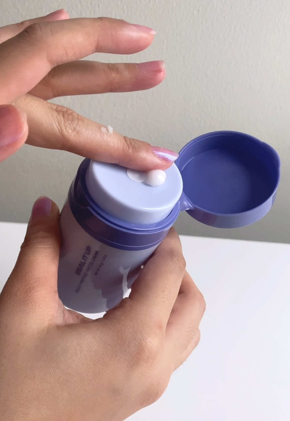 Seal in Hydration, Beach Babe! Our Seal it Up Multi-Peptide Water Cream 🌊💖 is your go-to hydrating face cream for instant, all-day moisture and a smooth, glowing base before makeup ✨ Packed with multi-peptides to boost skin elasticity and keep your skin plump + radiant 💦 💡 Pro tip: Just two pumps for your whole face = the perfect prep for flawless makeup or a fresh, dewy no-makeup glow. #popique #popiquebeauty #popiquewatercream #moisturizerph  #skinprep 