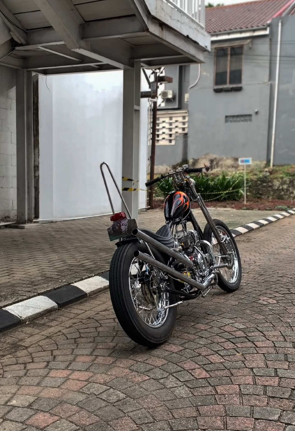 kita balik lagi main chopper basic motor ini dari xs225 atau bisa di sebut juga mesin dari motor scorpio, motor ini garapan dari bengkel @Kabayan Garage yang di adaptasi dari genre skiny chopper, yang mau order silahkan dm atau bisa langsung cek akunya kabayan  #chopper #chopperindonesia #choppers #choppermurah #japanesestyle #chopperlife #chopperkampung #chopperstyle 