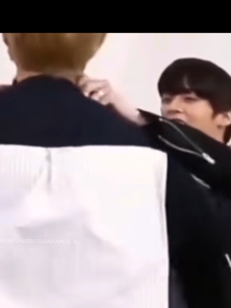As mãos do Minho precisa sempre estar sobre o Little Baby ~  Lino é tão soft ❤️ #minsung #minsungedit #leeknow #han 