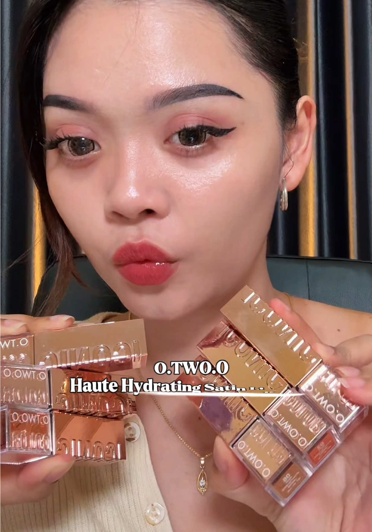 Satin Lips hydrating yang bagus buat bibir kering 💋 @otwoo.id  . . . #otwoo #otwoolipstick #otwoosatinlipstick #hautelipstick 