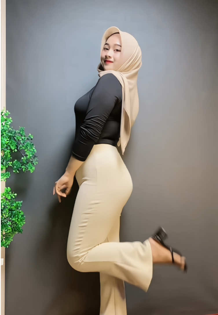 rekomendasi celana cutbray bahanya adem elastis nih beb😘🫶🏻 #rekomendasioutfit #flarepants #cutbray #celanacutbray #fyp 