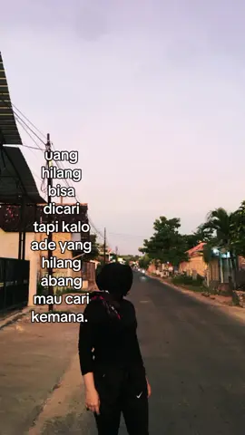 jngan lupa senyum pas lewat depan rumah y bang 😁🤭 #CapCut #fypage #fypシ゚ #musiktimur #musikviral #lagutimur 