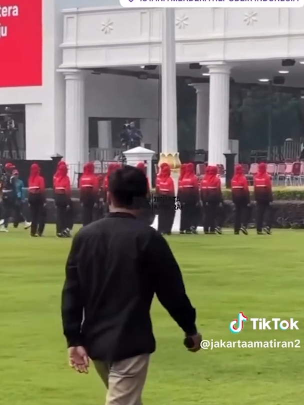 HUT ke-80 RI, Upacara 17 Agustus 2025 di Istana Dibuka untuk Masyarakat Upacara peringatan Hari Ulang Tahun ke-80 Republik Indonesia pada 17 Agustus 2025 akan digelar di Istana Merdeka, Jakarta, dan dibuka untuk masyarakat yang berhasil mendapatkan undangan resmi. Menteri Sekretaris Negara (Mensesneg) Prasetyo Hadi mengatakan, terdapat kuota masing-masing 8.000 undangan untuk upacara pagi dan sore, namun keterbatasan tempat, tidak semua masyarakat bisa tertampung. Presiden dan pejabat akan mengenakan pakaian adat, sementara masyarakat diimbau memakai pakaian bernuansa merah atau putih, tanpa ada paksaan. Undangan fisik dapat diambil mulai 13 hingga 16 Agustus 2025. Mensesneg menegaskan bahwa semangat kemerdekaan adalah yang terpenting. #viral #reelsfypシ #viraltiktok #viralvideo #videoviral #reelsviral #alonesia #voxpro #promedia #hutri #hut80 #hut80indonesia #indonesia