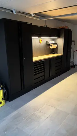 Garage Goals #workshop #workshopitaly #ferramenta #porsche #legoporsche #garage #garagegoals #garagedream #garagesetup #maccanico #officina #machanics #mecanico #tallermecanico #mecanique #tools #toolboxes #toolboxtour #detailing #detailingshop #ciclofficina #officinamoto #arredoofficina #garagestorage #toolstoday #toolstour #utensileria 