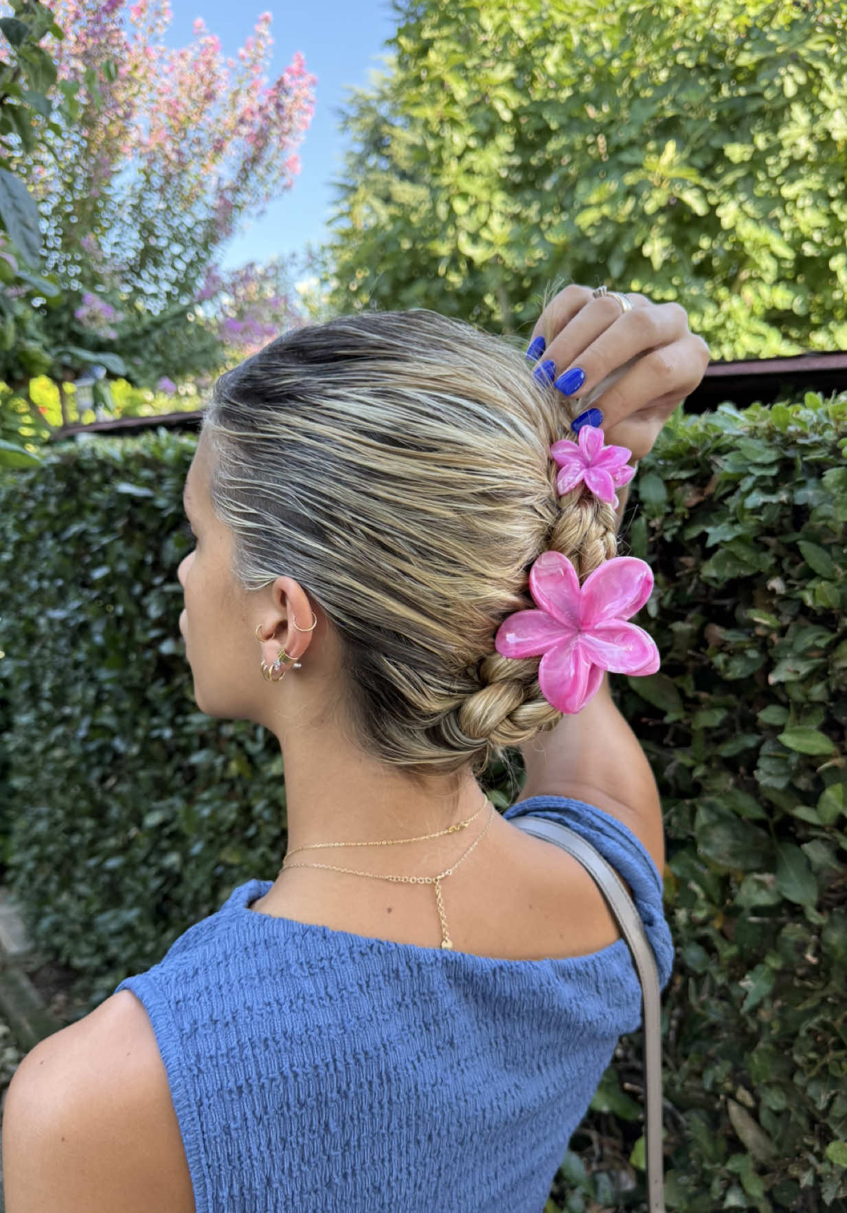 🌼 Il mio hair trend preferito dell’estate? Le pinze a forma di fiore! 🌺 Ecco come trasformo una semplice treccia con un tocco super cute 🌸 Fatemi sapere se lo proverete anche voi, girls 