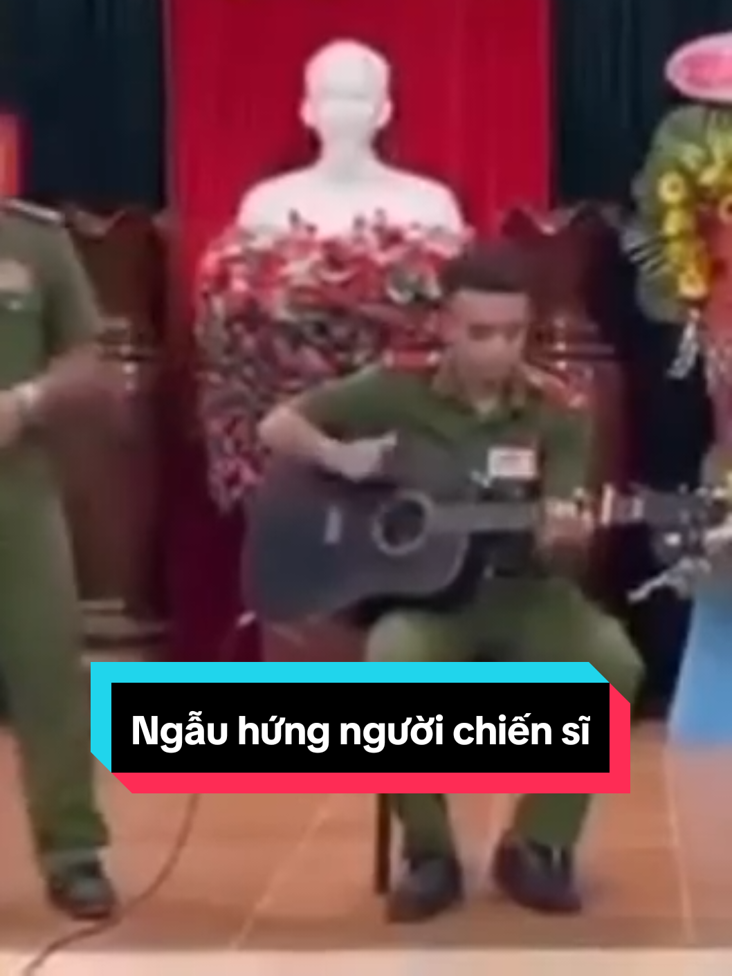 Không chỉ giỏi trong công tác giữ gìn an ninh trật tự, các chiến sĩ còn thể hiện sự đa tài với những tiết mục văn nghệ đặc sắc. Mỗi giai điệu, mỗi bước nhảy đều toát lên tinh thần cống hiến và nhiệt huyết vì nhân dân phục vụ. Video: Sưu tầm và reup lại