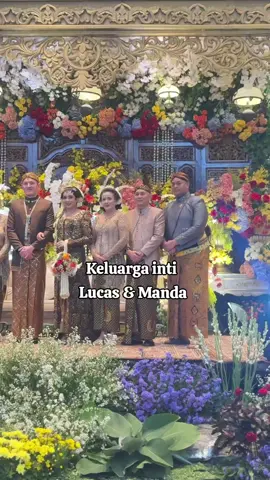 keluarga inti lucas dan manda.. Kira2 abis nikah Lukas dipanggil cak kas ga ya?  #surabayawedding #tradisionalwedding #jermanindonesia #weddingsurabaya #temumanten 