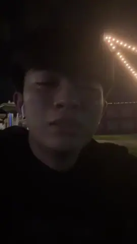 我只記得 那天晚上我睡不著 我在一個沒人的地方默默的哭 說真的 我寧願折磨自己也沒有想過放棄你 可惜你沒有體會過我的卑微 可你沒有珍惜過我對你的那份愛 我滿眼都是你的時候 從滿心歡喜到徹底絕望 我試圖站在你的立場為你考慮 突然一瞬間眼淚就掉下來 我得到過什麼 又失去了什麼 我也不清楚 誰想要那麼難過 誰想那麼多負面情緒 說不上來的委屈有多難受 沒事這句話好像可以隱藏我全部的委屈 我不想去死纏爛打 我也不想強求你在我身邊 我尊重你的選擇也希望你能過得開心就足夠了 如果有一天你把我忘了 我不怪你 怪我沒走進你心裡