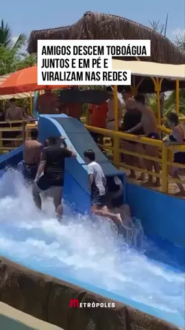 🤭 🤣 Junior Pereira viralizou após postar o vídeo do dia que passou com seus amigos no parque aquático #ThermasdosLaranjais, localizado em #Olímpia, interior de #SãoPaulo.  O jovem filma o momento em que seus amigos, mesmo sabendo que é proibido, decidem descer no toboágua em pé e os seguidores se divertem com o vídeo. “O último se sentindo a própria bailarina”, brincou uma seguidora a respeito do equilíbrio do jovem que deu giros durante a descida.  Em outro comentário Bárbara Soares alerta ao mesmo tempo que ri da história que passou no parque. “Minha mãe desceu sentada bateu o ombro e o plot foi que ela se af0gou numa piscina que batia no joelho dela”. Depois dessa, vocês desceriam em pé ou sentados? #Tiktoknoticias 🎥 eusouoperera | @myhoodbr 