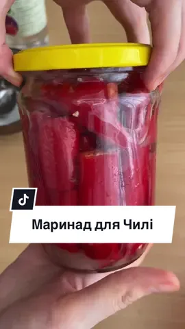 🌶️ Перець Чілі маринований 🌶️ Для маринаду на 30 штук я використала 200 грм цукру і 40 млл оцту  В мене вийшло 2 півлітрових банок  Чилі помити і відрізати хвостики Порізати на три частини і викласти у банку щільно  На дно банки цукром і між рядками також. Залити оцтом і добре перемішати щоб цукор розійшовся)) залишити маринувати на місяць #гурькапоприга #попригаумаринаді #рецептихуст #чилі #чилімаринад 