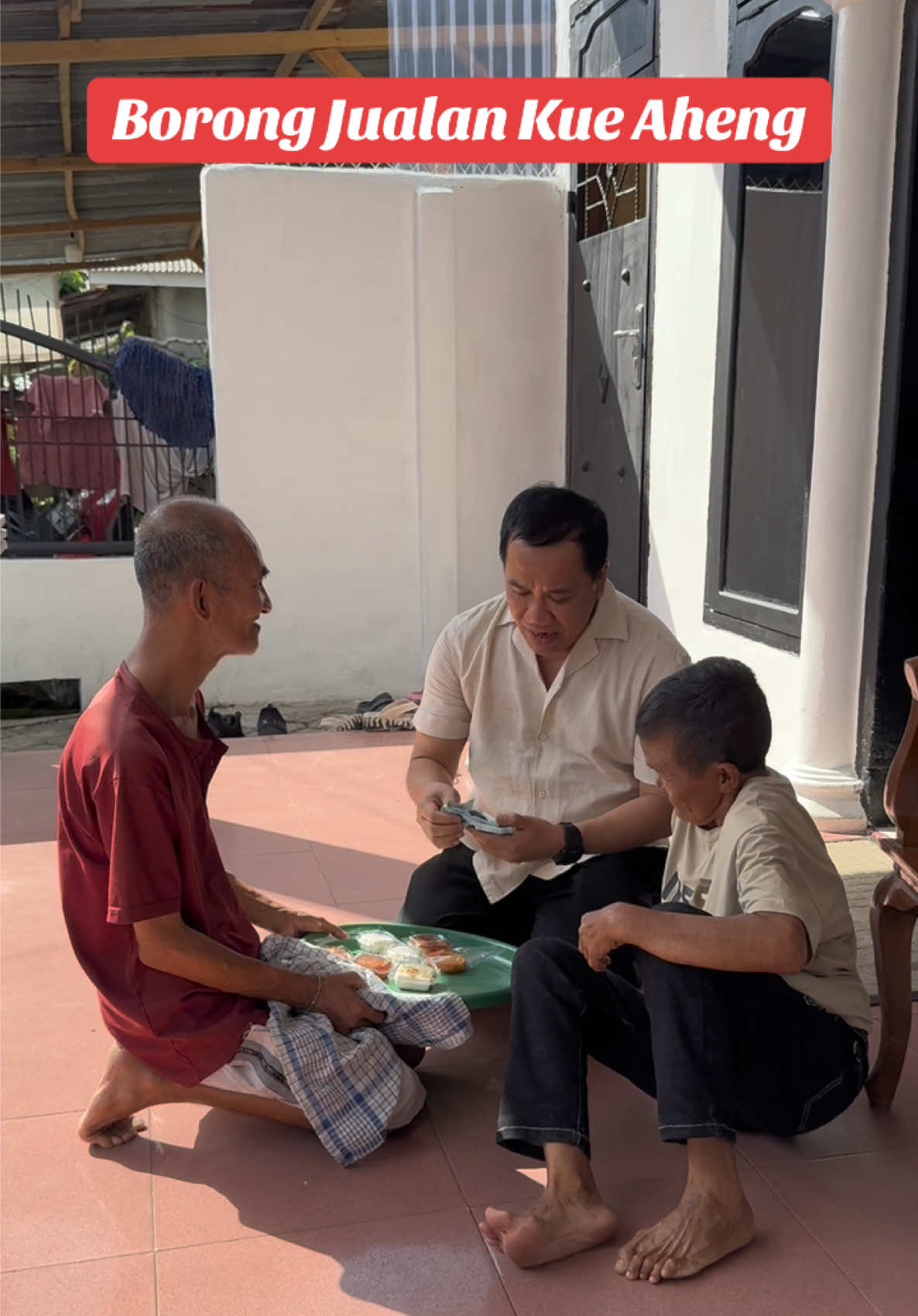 . . MasyaAllah Alhamdulillah . Kebetulan saya lagi di pangkalpinang, kebetulan liat tetangga saya, Pak Aheng jualan kue, pas lagi pak  Burhan tetangga jauh main ke rumah  saya juga . Tidak ada kebaikan pada kebanyakan bisikan-bisikan mereka, kecuali bisikan-bisikan dari orang yang menyuruh (manusia) memberi sedekah, atau berbuat makruf. atau mengadakan perdamaian di antara manusia. Dan barang siapa yang berbuat demikian karena mencari keridaan Allah, maka kelak Kami memberi kepadanya pahala yang besar. (QS. An Nisa: 114). . Dan sembahlah Allah dan janganlah kamu mempersekutukan-Nya dengan sesuatu apa pun. Dan berbuat-baiklah kepada kedua orang tua, karib-kerabat, anak-anak yatim, orang-orang miskin, tetangga dekat dan tetangga jauh, teman sejawat, ibnu sabil dan hamba sahaya yang kamu miliki. Sungguh, Allah tidak menyukai orang yang sombong dan membanggakan diri. (QS. An nisa ayat 36) . Menebarkan kasih sayang dan cinta kepada siapa saja dimana saja dan kapan saja . PENGINGAT DIRI DAN SALING INGAT . Ya Allah ya Rabb kami ❤️ . Ampuni kezoliman dan ketidak pedulian kami atas berlimpah nya  nikmat yg Kau berikan kepada kami, Berikan kami hati yg penuh kasih sayang dan cinta untuk bisa menjalankan salah satu perintah Mu , yaitu untuk bersedekah . Karena sesungguh nya apa yg kami beri adalah buat amal kebaikan kami sebagai bekal kami untuk berpulang ke akhirat nanti . Berikan kami jalan kemudahan, kelancaran rejeki, kesehatan dan umur yg panjang dlm keberkahan untuk kami menjadi hamba yg BERTAQWA . Salam Sedekah . Syukur sabar ihklas dan tawakkal