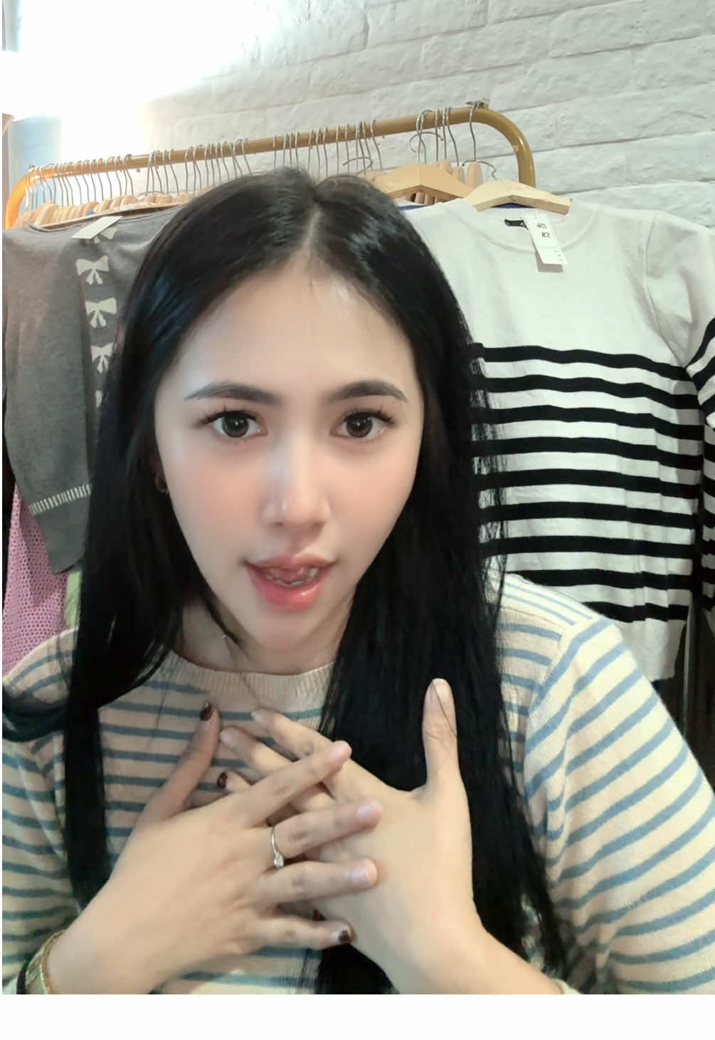 Knit premium dari aku harus cobaiiinnn🫵🏻🥰 #knitwear #promomakanmerdeka #tiktoklive #blouse #layaknyaseorangratu 