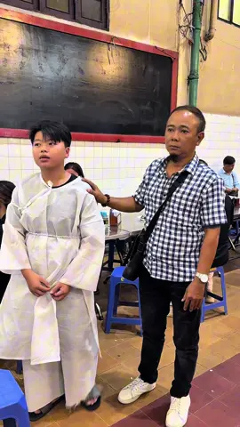 Con trai Nghệ sĩ Bắc Hải đón Ns Hồng Te tại tang lễ