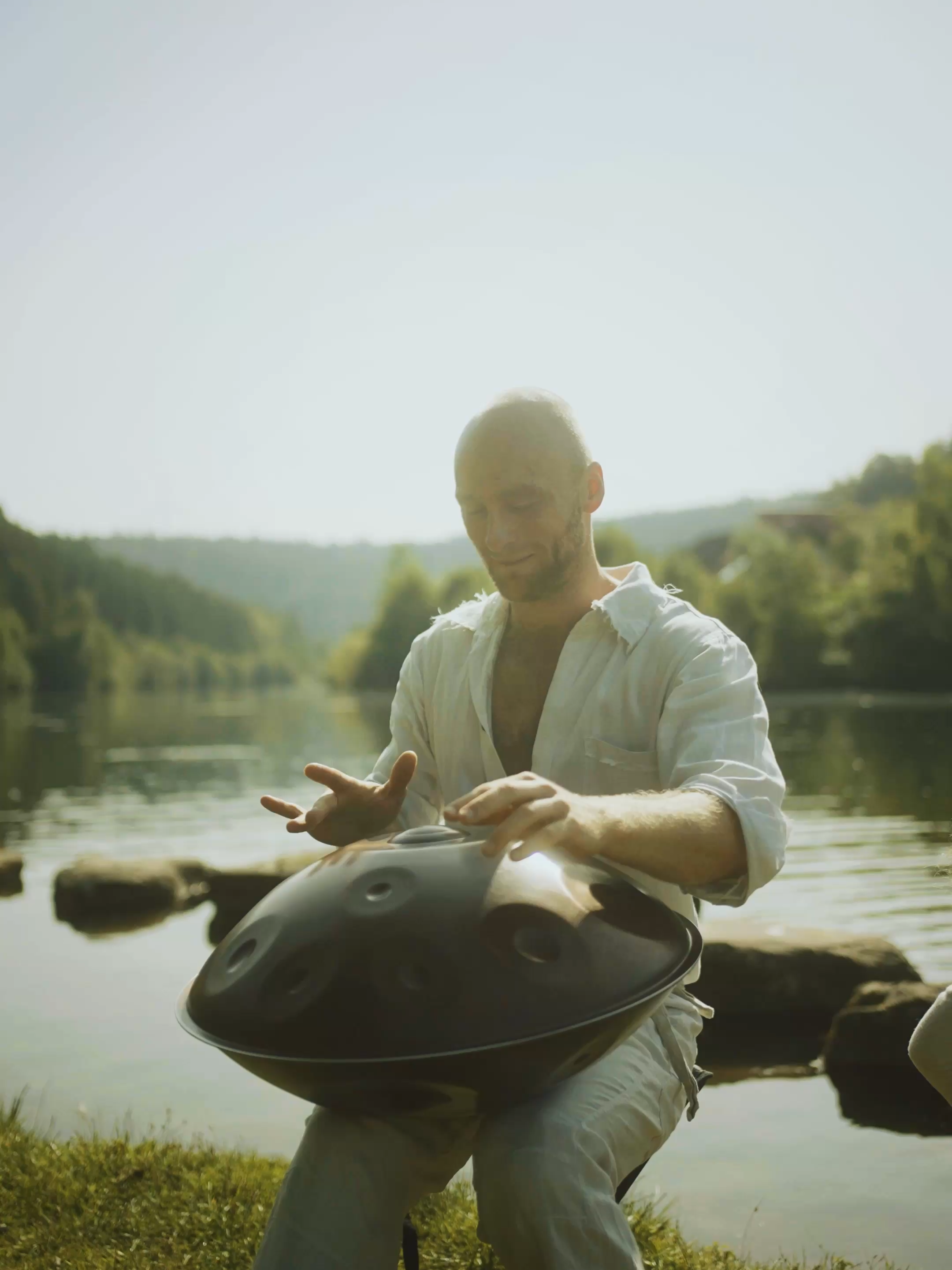 Grateful to be home again. It feels like a new inner season is unfolding. Letting go of the past months and flowing into something new. I am ready for a steady practice, for new projects, for quality time and rest. Sending love from the Black Forest 🤍 Played on my D Aegean 18 made by Ayasa Instruments #handpan #maltemarten #healing