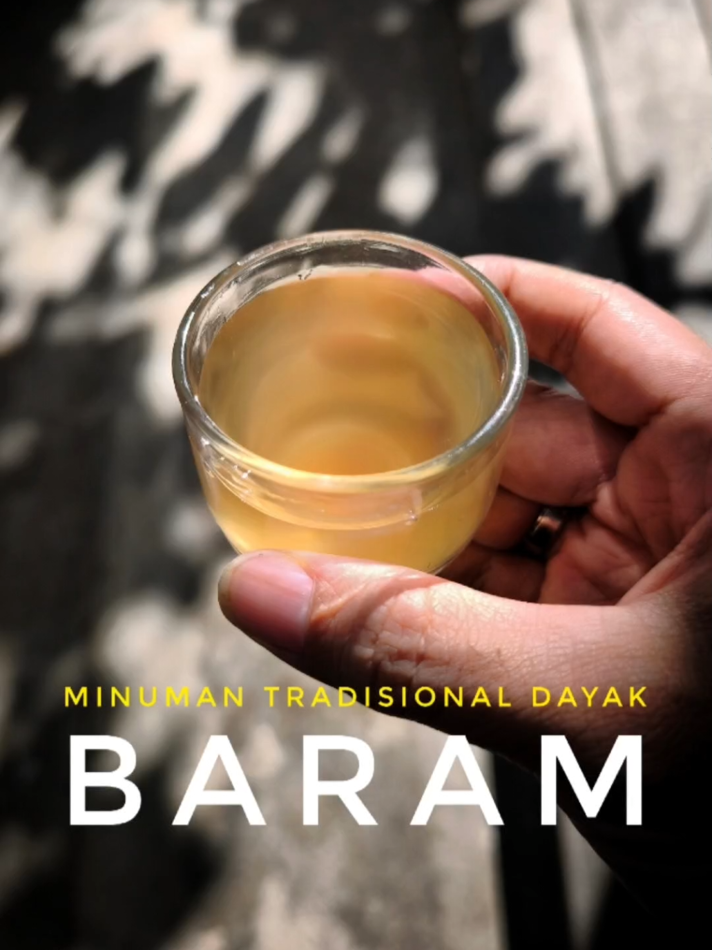 Nyobain Minuman Tradisional Dayak: Baram! Karena Gastronusa selalu nyari yang tradisional, setelah nyobain makanan tradisional, gantian kita nyari minuman tradisional Dayak 😍 Ini reaksi @kinaraiphil @mgdalenaf sama @desannnn begitu nyicipin baram pertama kali.  @acilhits.yerisevinaluari juga memperkenalkan kearifan lokal 