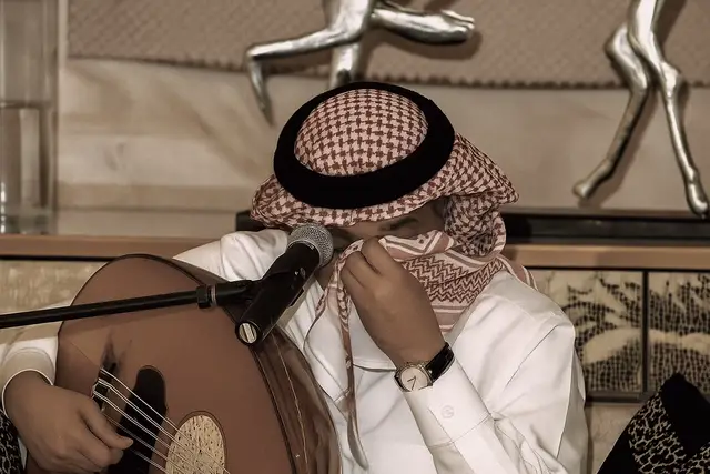 الله أقوى يا نصيبي وأنا وش بيدي  ‏كل ما عدلت واحد يميل الثاني ‏قيدوني يالله إنك تحل القيدي ‏من يحل القيد ومن يرضي الزعلاني ‏حدني على المفارق وأنا ما أريدي ‏والجفى والبعد شيٍ من الحرماني #محمد_عبده #fyppppppppppppppppppppppp #explore 