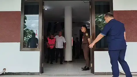 Korupsi Proyek BPSDM Rp13 Miliar, Kejati Kaltara Tetapkan Empat Tersangka TANJUNG SELOR – Kejaksaan Tinggi (Kejati) Kalimantan Utara resmi menetapkan empat orang sebagai tersangka dalam kasus dugaan tindak pidana korupsi terkait proyek pembangunan gedung Badan Pengembangan Sumber Daya Manusia (BPSDM) Kaltara. Proyek yang menggunakan anggaran hingga Rp13 miliar untuk tahun anggaran 2021 hingga 2023 ini diduga sarat dengan penyimpangan serius. Plt Kepala Kejati Kaltara, I Made Sudarmawan, dalam konferensi pers pada Kamis, 14 Agustus 2025, menyampaikan bahwa penetapan empat tersangka dilakukan setelah ditemukan alat bukti yang cukup. Keempat tersangka berinisial ARLT, HA, AKS, dan NS. Meski demikian, posisi atau jabatan resmi dari masing-masing tersangka masih belum diumumkan karena masih dalam proses pendalaman penyidikan. Kejati Kaltara memastikan akan melanjutkan proses hukum tanpa pandang bulu demi penegakan keadilan. Proyek pembangunan yang menggunakan dana sekitar Rp13 miliar dilaksanakan dalam dua tahap. Namun, seperti yang diungkapkan oleh I Made Sudarmawan, dalam pelaksanaan proyek tersebut ditemukan sejumlah penyimpangan. Beberapa poin penyimpangan yang disorot antara lain, Ketidaksesuaian Pekerjaan dengan Acuan dan Spesifikasi Teknis Pekerjaan dinilai tidak sesuai dengan rencana anggaran biaya (RAB) dan standar teknis yang telah ditetapkan. Laporan Pekerjaan Fiktif Ada laporan palsu atau fiktif terkait progres pekerjaan yang tidak sesuai dengan kondisi sebenarnya.Progres Pekerjaan Tidak Dilaporkan dengan Benar. Progres pembangunan tidak pernah dilaporkan dengan keadaan yang sebenarnya, mengakibatkan proses yang harusnya dihentikan malah tetap berjalan. Salah satu temuan krusial adalah proyek tersebut tidak mencapai penyelesaian 100 persen. Fakta penting juga adalah kontrak kerja seharusnya diputus apabila progres proyek tidak sesuai target atau tidak memenuhi standar yang ditentukan.Namun, pada kasus ini, kontrak tetap dilanjutkan walaupun progres nyata tidak sesuai dengan laporan. “Seharusnya kontrak diputus ketika progress tidak sesuai, tapi tetap dilanjutkan. Faktanya, bangunan tidak selesai seratus persen,” jelas I Made. Kasus korupsi proyek pembangunan gedung BPSDM ini tentunya berdampak negatif pada tata kelola keuangan negara dan pembangunan infrastruktur. Dana publik yang sebesar Rp13 miliar seharusnya dapat dipergunakan secara efisien dan efektif untuk hasil pembangunan yang maksimal.#fyp 