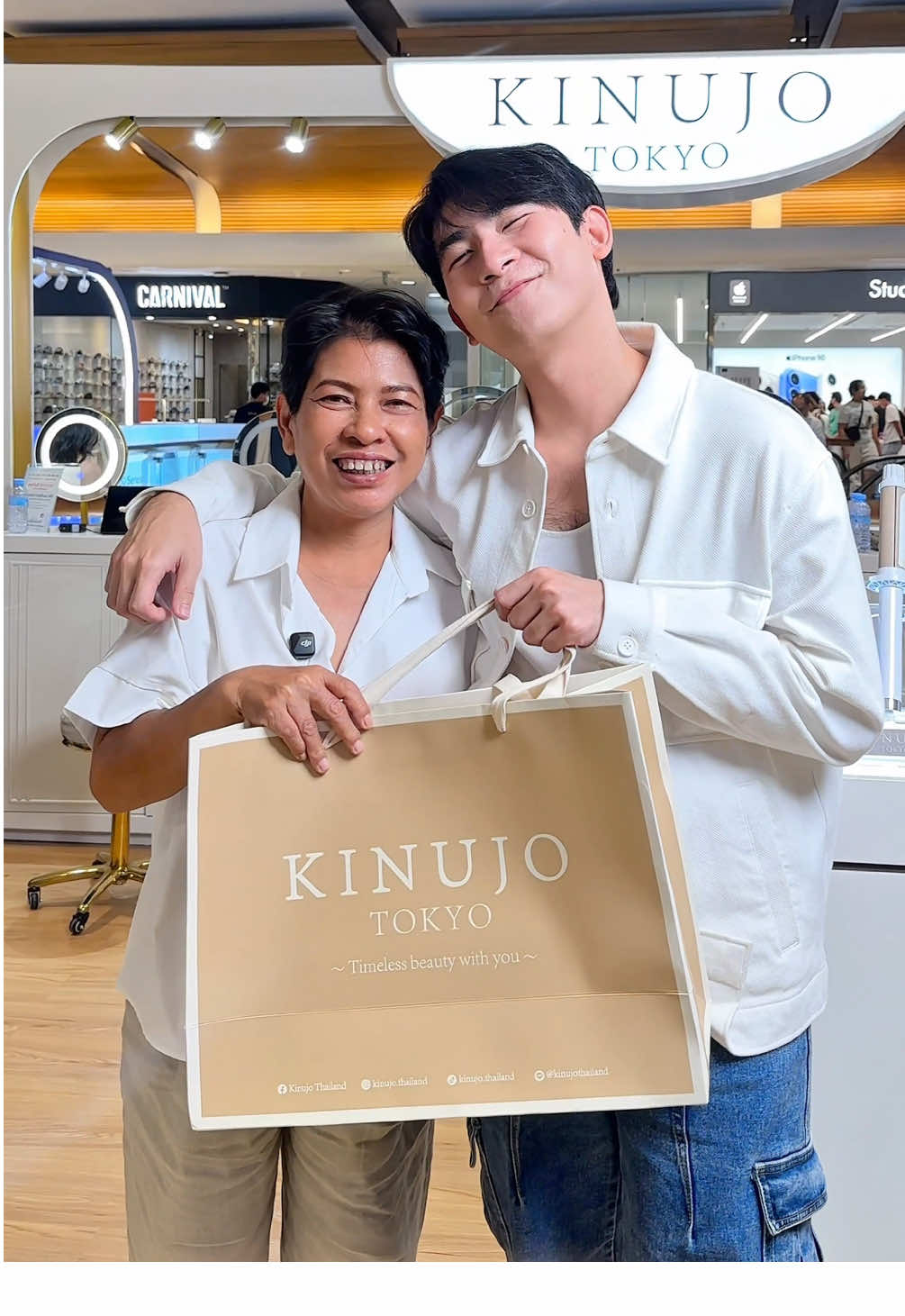 🌟ปกติเราดูแลเรื่องสกินแคร์ของหม่าม้าอยู่แล้ว แต่เรากลับมองข้ามเรื่องผมซะงั้นวันนี้เลยพาหม่าม้ามา KINUJO สาขาใหม่ที่เซ็นทรัลลาดพร้าวชั้น 3 งานนี้บอกเลยมีคนฟิน! . ✨First Impression คือโดนตกด้วย Design ดีไซน์ที่ทั้งสวย วัสดุดี น้ำหนักเบาสมมงแบรนด์ผลิตภัณฑ์ดูแลเส้นผมระดับพรีเมี่ยม แล้วไม่ใช่แค่ดีไซน์ที่โดนเด่นแต่ด้าน Technology ก็คือไปสุดอย่าง Hair Dryer ที่ได้ Super Far Infrared ที่ใช้แร่ชนิดพิเศษช่วยให้เส้นผมแห้งไวและไม่ทำร้ายเส้นผมแถมยังปรับได้ถึง 3 โหมด - Gross เพิ่มความเงางามให้เส้นผม - Sculp ช่วยเคลียร์เรื่องกลิ่นอับและรังแค - Swing ปรับลมร้อนสลับเย็น . 💨ส่วนใครชอบ Styling ทางแบรนด์ก็มีทั้งเครื่องหนีบผมและเครื่องม้วนผมที่ใช้นวัตกรรม Silk Plate® ที่ช่วยป้องกันเส้นผมจากความร้อน ทำให้การหนีบผม smooth ขึ้นและช่วยรักษาสีผมไม่ให้ซีดจางลงมีให้เลือก 2 ขนาดซึ่งเราและหม่าม้าถูกใจรุ่น mini มากที่สุดทั้งพกพาง่ายและเข้ากับผมสั้นของเราทั้งคู่  . 🔥แต่ใดๆ คือพอได้เห็นการเปลี่ยนแปลงหลังจากการทดลองใช้ Hair Dryer ว่าสุขภาพหนังศรีษะของหม่าม้าดีขึ้น เราก็อยากให้ม้ามีสุขภาพเส้นผมและหนังศรีษะดีแบบนี้ไปอีกนานๆ ก็ถือว่าเป็นของขวัญวันแม่ให้หม่าม้าเลยแล้วกันนะครับ . 💥อ๋อ! ส่วนใครที่อยากพาคุณแม่มาทำผมแบบเราช่วงนี้ KINUJO ทางแบรนด์มีส่วนลดเพิ่มทันที 812 บาท เฉพาะสาขา Central ลาดพร้าวตั้งแต่วันนี้ถึง 31 สิงหาคม 2568 เท่านั้นน้า #KinujoThailand #KinujoLoveMom #KINUJO #Kinujoสวยเร็วทันใจไม่ทำร้ายเส้นผม #TimelessBeautywithyou  @kinujo.thailand_official 