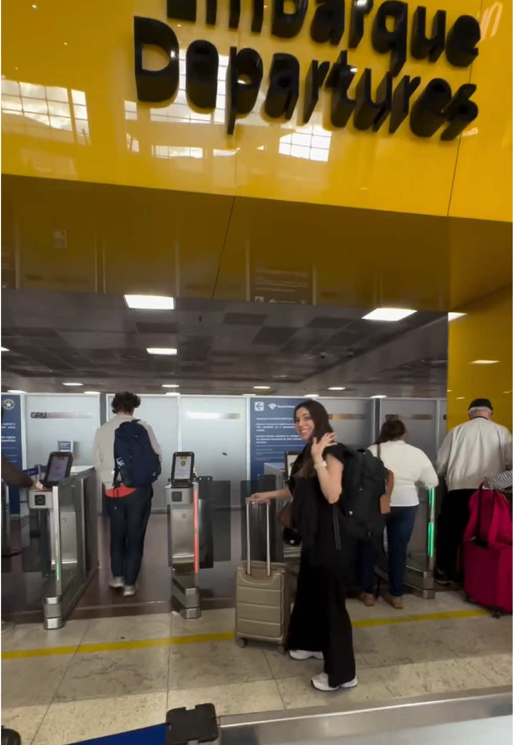 Prioridades 😂 Eu escolhi colecionar carimbos no passaporte, não etiquetas de marca. Não é que eu não goste de coisas bonitas, mas percebi que cada real que eu deixo de gastar em algo que não é prioridade, vira uma nova viagem, vira uma experiência que vou viver e que vou lembrar pra sempre. 💛🌍✨ O carro não precisa ser do ano, a roupa não precisa ser de marca, e sim, uso minhas peças até o fim🤪 E você, prefere gastar com coisas ou com experiências?