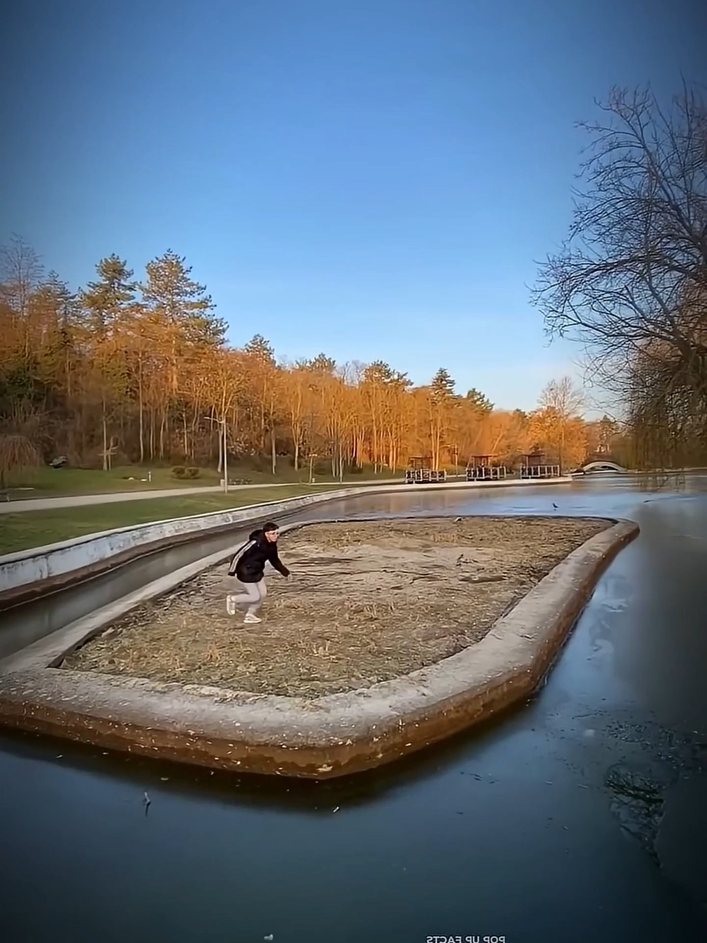 Kızı etkilemek istedi, sonra bu oldu! 😱💀 Bu adam gösteriş yapmak isterken büyük bir hata yaptı. Buz kırılınca geri dönmek zorunda kaldı. Muhtemelen artık çocuk sahibi olamayacak #keşfet #komik #mizah