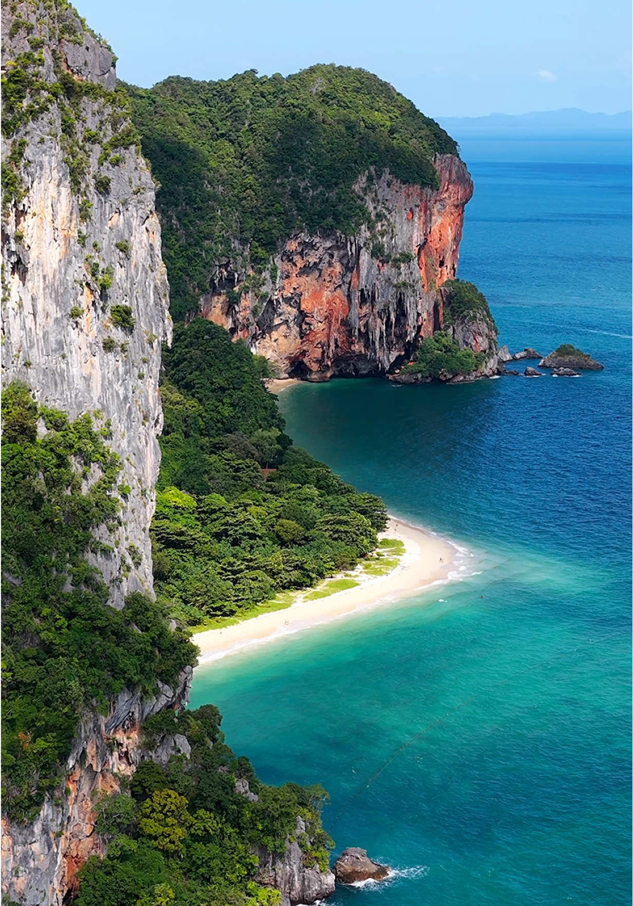 Breathe in the raw energy of Krabi’s landscapes 🏝️🏞️ 📍Railay Beach to Phra Nang Beach Cave - Krabi , Thailand 🇹🇭  . . #thailandtravel #beachvibes #islandlife #landscape #nature 