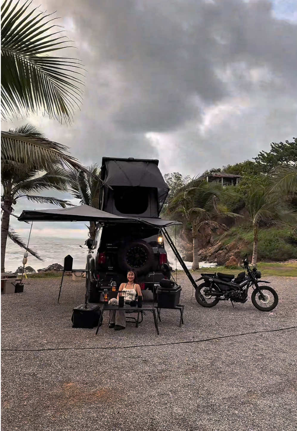 Tag your friend who dreams of living like this  แท๊กเพื่อนของคุณแล้วชวนกันไปนั่งชิวริมทะเลกัน  🖤🏝️⛺️☺️   #tank300 #carcamping 