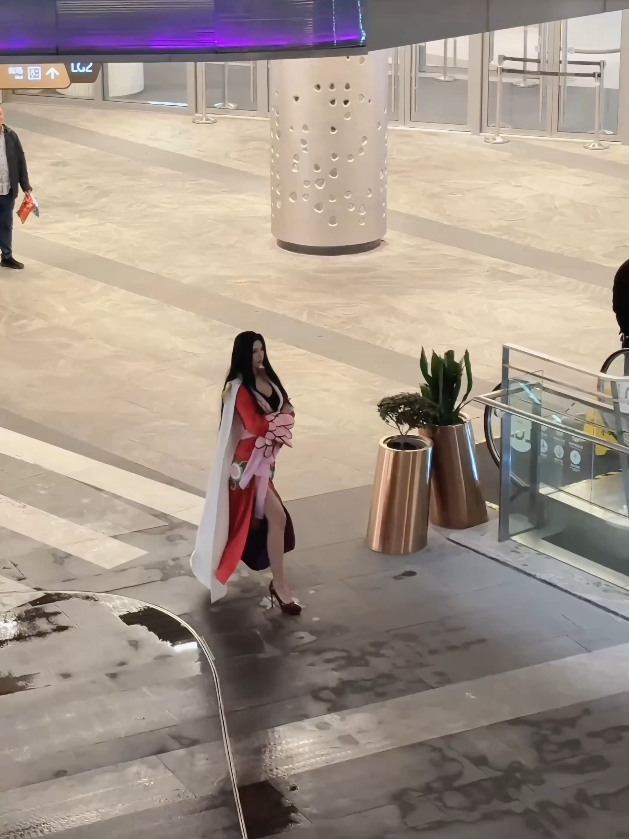 Statuesque 184cm (6'0