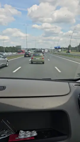 wat we nu weer tegenkomen op de snelweg... hilarisch en super vet 😄 #renault #vakantie #auto #aanhanger 
