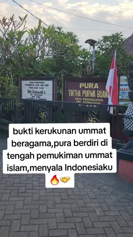 wong Banyuwangi hadir ☝️ * pura Pesanggaran Banyuwangi inilah potret Indonesia yang damai dan teduh.. walaupun hanya dalam bentuk VT namun menjelaskan bahwa di Indonesia toleransi masih terjaga dengan baik.. berbeda dengan kehidupan maya yg cenderung lebih keras dan sarkas dalam menyikapi perbedaan.. namun yang pasti realita kenyataan memang seperti yang bisa kita saksikan bersama di VT ini.. yuk kita rawat bersama kebersamaan ini..walau beda agama..suku..bahasa..namun kita tetap bergandengan tangan membangun Indonesia yang berkeadilan sosial bagi seluruh rakyat Indonesia 🔥❤️ tulisan kami warga Klungkung Bali saat mengisi kajian di bumi Blambangan.. #islam #Hindu #Banyuwangi #klungkung  #bali