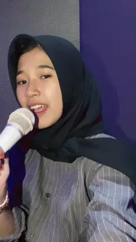 lagi serius” e malah durasi☹️😭#promomakanmerdeka #karaokean #sing #adeliakaraoke #kalahweton @adeliacafe.karaoke 