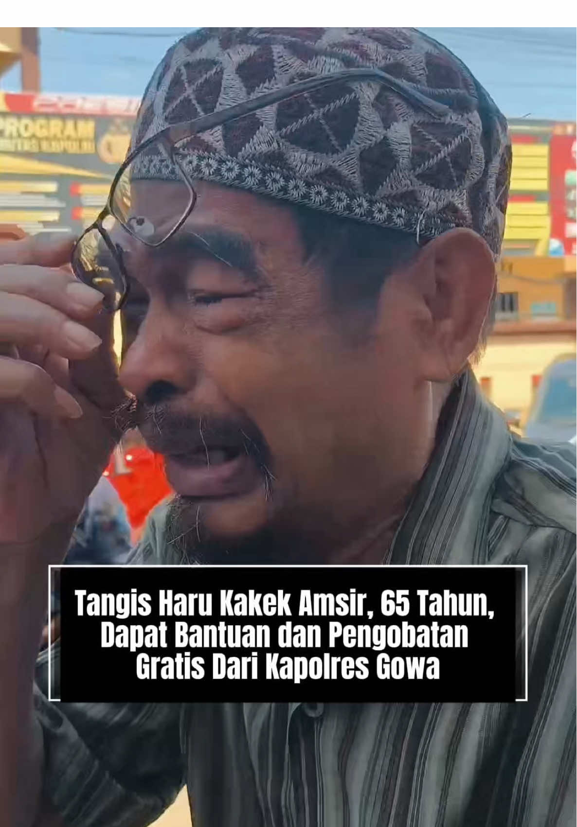 Di tengah kesibukan persiapan launching Program Stabilisasi Pasokan dan Harga Pangan (SPHP) yang digagas pemerintah pusat bersama Polri untuk menekan lonjakan harga beras, suasana haru menyelimuti halaman Polres Gowa, di jalan Syamsudin Tunru, Kecamatan Somba Opu, Kabupaten Gowa Sulawesi Selatan. Kamis (14/8/2025). Amsir (65), seorang kakek renta, tampak duduk sendirian di antara deretan sepeda motor di area parkir Polres Gowa. Tubuhnya terlihat lemas, wajahnya pucat, dan sesekali ia mengusap keringat di dahinya sambil menggenggam tongkat. Pakaian lusuhnya menjadi saksi perjalanan hidup yang tak mudah. Kapolres Gowa, AKBP Muhammad Aldy Sulaiman, yang saat itu tengah menunggu arahan langsung dari Kapolri dalam acara launching operasi pangan murah, melihat keberadaan kakek tersebut.  Rasa penasaran dan empati membawanya menghampiri. Ia lalu jongkok di hadapan kakek Amsir, menyapanya dengan lembut, dan menanyakan apa yang sedang ia lakukan di depan Polres Gowa. Dari percakapan singkat itu, terungkap bahwa Amsir datang dari jauh dari Makassar untuk mencari sanak keluarga saudara, sepupu, atau cucu yang sudah 40 tahun tak ia temui.  Tujuannya adalah untuk meminta bantuan keluarga yang dicarinya agar ia bisa dibantu untuk membeli obat yang menjadi kebutuhan pengobatan dari penyakit yang ia derita. Namun, ia tak tahu pasti nama dan alamat mereka. Di balik itu, ia juga membawa beban lain, sakit komplikasi ginjal yang membuatnya tak mampu lagi bekerja, apalagi membiayai pengobatannya sendiri. “Beliau bercerita ingin mencari keluarganya sekaligus meminta bantuan untuk biaya berobat. Kondisinya memang sudah lemah, dan kami merasa terpanggil untuk membantu,” tutur AKBP Muhammad Aldy Sulaiman, Kapolres Gowa. Tanpa pikir panjang, Kapolres memberikan bantuan sembako dan uang tunai untuk meringankan beban kakek Amsir.  Ia juga langsung mengarahkan tim medis Klinik Polres Gowa untuk melakukan pemeriksaan kesehatan, mulai dari tes darah hingga pengecekan umum, agar Amsir segera mendapat penanganan. Di tengah riuhnya persiapan operasi pangan murah yang menyiapkan puluhan ton beras untuk warga, momen sederhana itu membuat Kapolres Gowa memberikan wejangan kepada seluruh jajarannya yang ada di lokasi operasi pangan murah dan menjadikannya pengingat bahwa esensi pelayanan Polri bukan hanya menjaga keamanan, tapi juga merangkul kemanusiaan. 