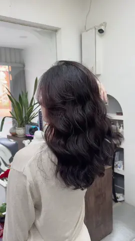 Một lần thử uốn lửng Hồng Kông – nghiện luôn ánh nhìn trong gương dành tóc ngắn lửng quá phù hợp cho kiểu tóc này #tócđẹp  #tócđẹptânbình  #tócmỏng  #yooshihair  #uốntócđẹp  #jellyprem 