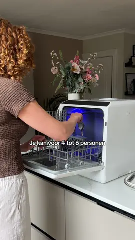 Deze mini vaatwasser doet z’n werk zó goed dat ik ‘m overweeg op LinkedIn te zetten 📈🍴 Vind dit product op bol🔎: Ventux® Mini Vaatwasser Incl. App – Afwasmachine – 5 Programma’s – 900 Watt – 42,5 x 42,8 x 45,8 cm - Zwart Ben je op zoek naar een mini vaatwasser welke uitermate geschikt is voor elke keuken? Kies dan voor de vaatwasser van Ventux®! De mini vaatwasser zorgt voor een krachtige 3D 360°C spiraalvormige sproeiwas, waardoor het alle vaat grondig reinigt. Daarnaast beschikt het over een ingebouwd sterilisatiesysteem met een sterilisatiesnelheid van 99,99% en een maximale tempratuur van 75°C graden. De vaatwasser is voorzien van maar liefst vijf (5) schoonmaakprogramma’s en een eco-modus, waardoor het water- en energie bespaart. Ook is het uitgerust met een sneldroogfunctie wat voorkomt dat bacteriën kunnen groeien. De compacte vormgeving in combinatie met het lichtgewicht maakt de vaatwasser uitermate geschikt voor kleine huizen, flats, tenten en caravans. Mini vaatwasser Compacte vaatwasser Vaatwasser zonder aansluiting Kleine afwasmachine Draagbare vaatwasser Tafelmodel vaatwasser Afwasmachine klein formaat Ventux mini vaatwasser Vaatwasser met app-bediening Vaatwasser 5 programma’s Zwarte mini vaatwasser Vaatwasser met watertank 900 watt vaatwasser Vaatwasser voor 1-2 personen #bolfinds #allesopbol #boltok #MiniVaatwasser #VaatwasserTips  