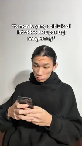 POV : temen lu yang tiap nongkrong kasi liat video lucu