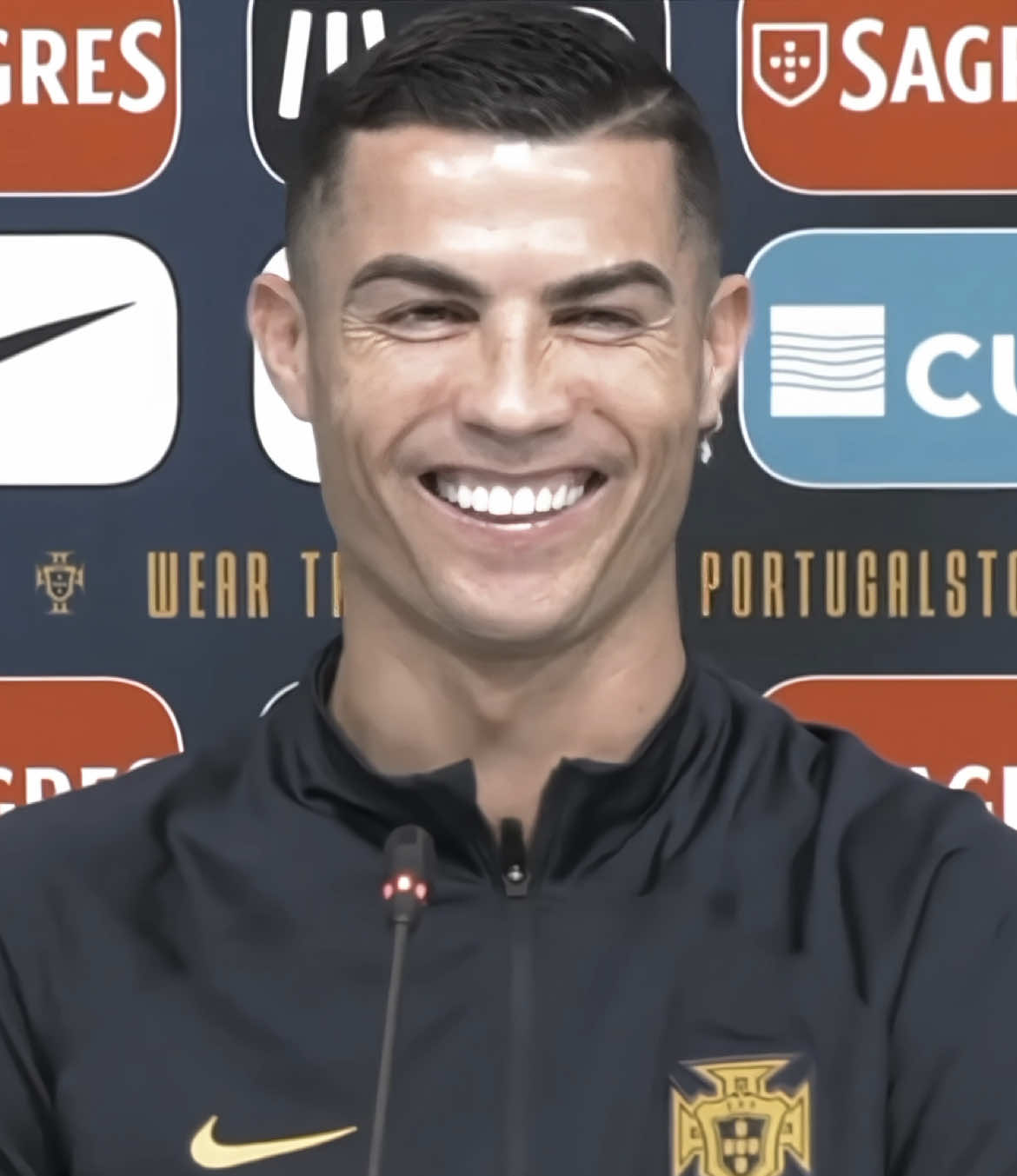 What a beautiful smile 😍💗 🎧 : « Breathe Air » ✨ #cristiano #footballedit #explore 