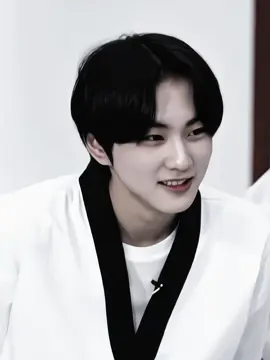 POV || Semua orang di sekolah tahu satu hal: kalau ikut ekskul Taekwondo di bawah bimbingan Jungwon, siap-siap mental dan fisik hancur berantakan. Dia ganteng––terlalu ganteng untuk ukuran guru muda. Tinggi, bahunya bidang, sabuk hitam yang melingkar di pinggangnya seakan memamerkan tahun-tahun prestasi yang dia raih kecil kecil dan tak terhitung. Dia berkarisma––sekali masuk ruangan, semua murid langsung diam. Dia loyal––kalau sudah janji, dia akan menepatinya mati-matian. Dia cuek––jarang mau basa-basi, jarang tersenyum, sekalinya senyum bakal bikin orang-orang tumbang.  Tapi Jungwon juga…kasar. Galak. Seringnya seperti tak mengenal kata kasihan. Dia bukan tipe yang memuji kalau kamu berhasil. Dia akan bilang, “Bagus, tapi masih kurang. Ayo ulangi