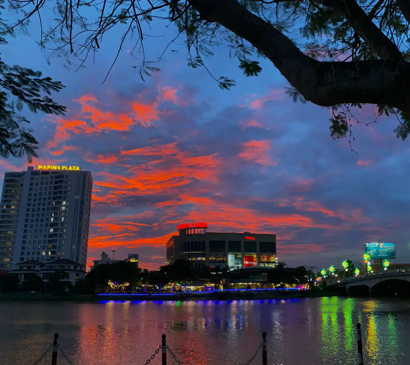 Hoàng hôn hôm ấy rực trời, Nắng nghiêng đổ xuống, nụ cười nghiêng theo. Gió len kẽ tóc thật khéo, Cả thế gian chỉ còn mình và nhau. Hoàng hôn hôm nay vẫn màu, Vẫn chiều đỏ rực vẽ màu lên mây. Nhưng lòng vắng tiếng ai hay, Nên mây cũng xám, nắng gầy cũng rơi. Hóa ra cảnh đẹp không rời, Chỉ là lòng đổi, nên trời đổi thôi… #maycutee1124 #longxuyen #angiang 