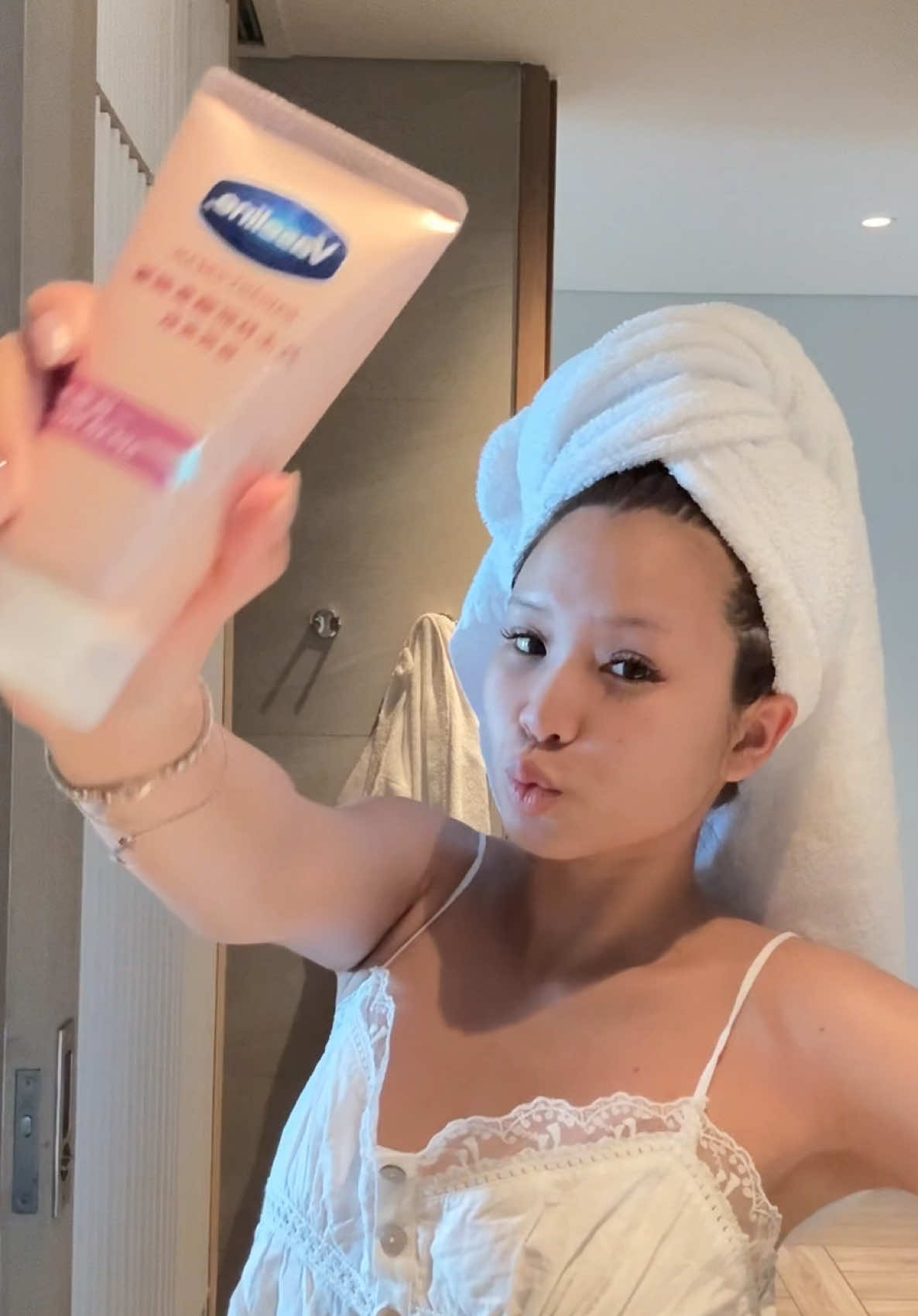 dưỡng da mà còn nâng tone dữ z hả #Vaseline #VaselineVelvet #hoptaccungunilever #duongthe 