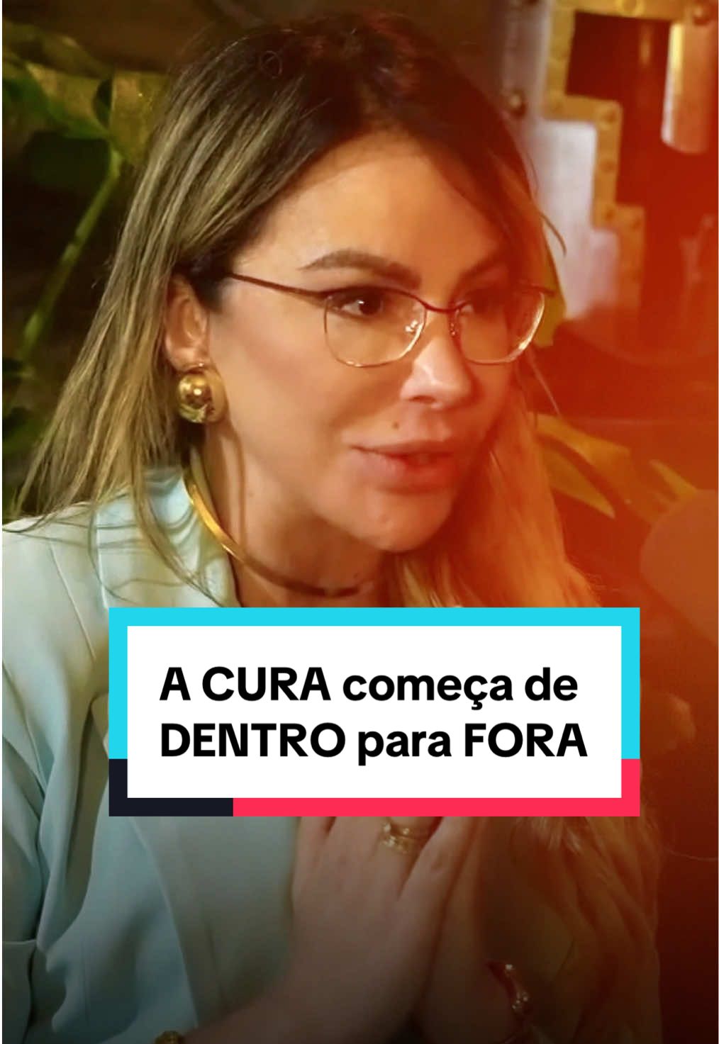 Muita gente me pergunta: O que estou fazendo de errado?  O que não percebo, mas que está me levando a resultados ruins? Se você está colhendo algo negativo, precisa identificar onde está o erro nos seus pensamentos, sentimentos, palavras e ações. Comece pelo básico: qual é o pilar da sua vida que está com problema? Muitas pessoas acreditam que a culpa é do marido, do pai, da mãe, do governo… mas o ponto central é que o problema está na sua vida. Quando você entende que é parte da causa, começa também a ser parte da solução. É aí que a cura começa de dentro para fora. . . #elainneourives #curainterior #sentimentos #culpa 