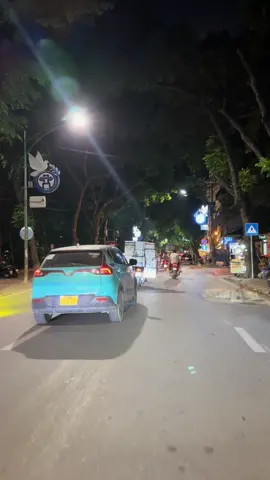 Hà Nội xô bồ quá, đúng là càng lớn thì đường về nhà lại càng xa… @Hà Nội Về Đêm ❤️ #langthanghanoi #hanoivedem❤️ #nhachaymoingay #xuhuong2025 