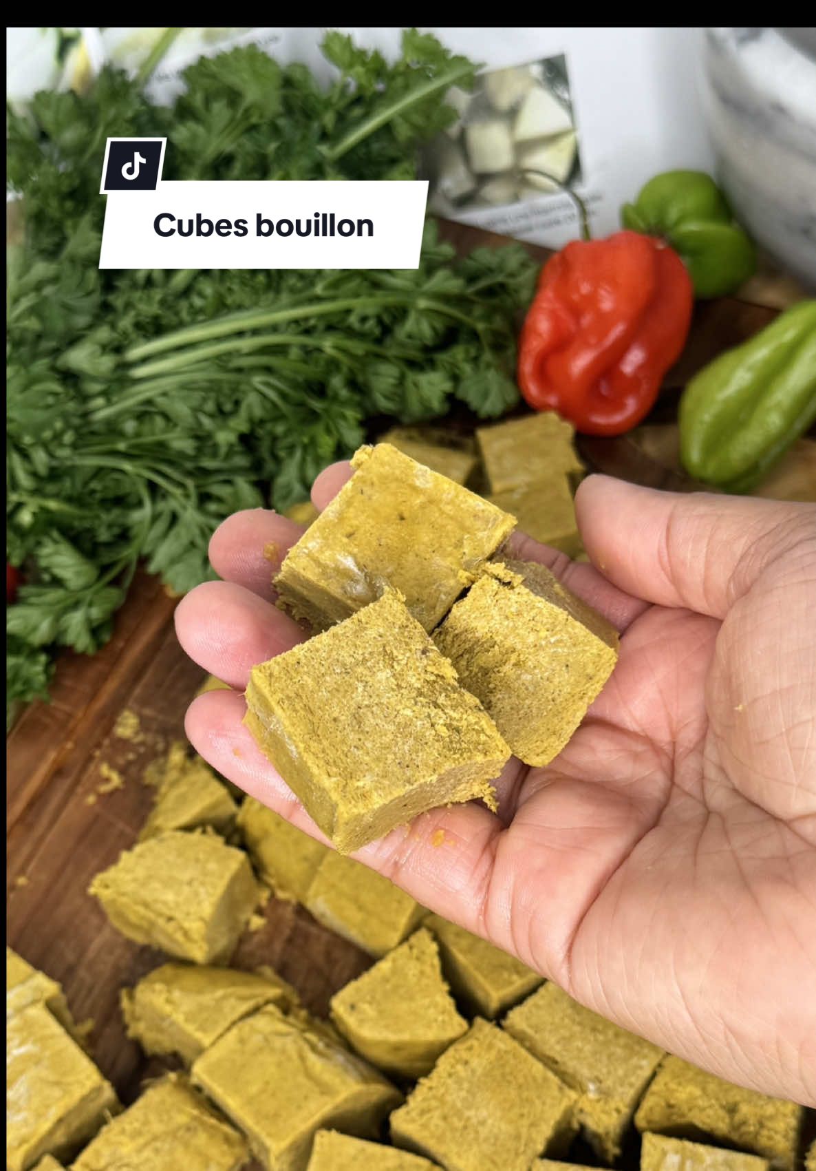 🌿 CUBES BOUILLON MAISON – 100 % ANTI-GASPI ♻️ • CE QUE J’AI MIS : 🥕 Carotte – Céleri – Poireau – Champignons – Oignon 🍗 Carcasse de poulet cuit (facultatif) 🌿 Thym – Laurier – Ail – Piment doux (facultatif) 🍶 Huile d’olive – Vinaigre d’échalote (ou vin blanc) 💧 Eau à hauteur + Sel et poivre ⚠️ Pour une version aux légumes, vous le faite sans poulet. • PRÉPARATION : 1. Couper grossièrement les légumes. 2.  Faire suer la carcasse avec l’huile (5-7 min) 3.  Déglacer au vinaigre / vin. 4. Ajouter légumes + assaisonnements, bien mélanger. 5.  Couvrir d’eau, cuire 3h à feu doux 🕒. 6.  Filtrer : garder le bouillon liquide + récupérer la chair/légumes. 7. Mixer, congeler 1 nuit ❄️. 8.  Couper en cubes 🧊. 👉🏽 Option : déshydrater au airfryer (50-60°C) 3-4h pour un effet “cube du commerce”. • CONSERVATION : 👉🏽Bouillon : 3j frigo / 3 mois congélateur 👉🏽Cubes : jusqu’à 6 mois congélateur 👉🏽Cubes déshydratés : 6 mois dans un bocal à l’abri de la lumière. 🔥 Astuce : Variez les légumes & herbes selon la saison et vos restes. 📌 Sauvegarde ce post pour ta prochaine session anti-gaspi ❗️ #FoodTok #jycuisine #cubesmaison #assaisonnement #recette 