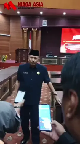 Sebelas anggota DPRD Nunukan dari Fraksi Hanura, NasDem, dan Gerindra di DPRD Nunukan ganjal pembahasan APBD-P Nunukan 2026 dengan melakukan mogok hadir di rapat paripurna, sehingga rapat tidak kuorom. Wakil Ketua DPRD Nunukan, Arpiah yang memimpin jalannya rapat menyebutkan jumlah anggota DPRD yang hadir  hanya 19 orang dari total 30 anggota DPRD Nunukan, sedangkan 11 orang mangkir. “Jumlah anggota dewan yang hadir belum memenuhi syarat kuorum dalam pengambilan keputusan, karena kurang dari 2/3 dari keseluruhan anggota DPRD,” kata Arpiah Niaga.Asia, Kamis (14/08/2025). Rincian anggota DPRD Nunukan yang mogok menghadiri rapat paripurna itu adalah, dari Fraksi Partai Hanura  6 orang, dari NasDem 4 orang, dan dari Fraksi Gerindra 1 orang. Ketidakhadiran 11 anggota DPRD Nunukan itu membuat anggota DPRD Nunukan dari Partai Golkar, Syafaruddin, kecewa. Mereka tidak ingin APBD Nunukan dibahas. “Ada 11 anggota DPRD Nunukan tidak menghadiri sidang paripurna, mereka tidak ingin APBD Nunukan dibahas. Saya sebut saja orang-orang ini minta anggaran untuk Pokok Pikiran (Pokir),” ujarnya. Syafaruddin mengaku sangat malu melihat tingkah laku 11 anggota DPRD yang sengaja tidak menghadiri rapat paripurna hanya karena keinginan besaran nilai pokir tidak bisa dipenuhi oleh pemerintah. Sebanyak 11 anggota DPRD ini berusaha menggagalkan jalanya Pemerintah Nunukan dengan cara sengaja tidak menghadiri rapat paripurna. Pola pikir oknum anggota DPRD seperti ini menghambat pembangunan daerah. “Saya ini sakit, saya tunda – tunda berobat untuk operasi mata demi hadir di paripurna, kami 19 orang sudah berapa hari berusaha agar paripurna bisa kuorum,” bebernya. Ditanya berapa besar permintaan pokir dari ketiga fraksi tersebut, Syafaruddin belum bersedia menyebutkan nilainya. Menurutnya, tidak etis disebutkan nilainya, namun yang pasti permintaan 11 orang ini sangat mengganggu pembangunan daerah. “Semoga saja KPK tahu, turun kesini mengecek anggaran pokir. Capek saya mendengar begini, kok mau menghambat kegiatan pemerintah daerah,” kesalnya. Kekecewaan disampaikan  juga anggota DPRD Nunukan lainnya, Rian Antony. Politisi Golkar ini sangat menyesalkan ketidakhadiran 11 anggota DPRD untuk membahas APBD-P. “Kami butuh cepat paripurna biar pipa air bersih bisa dibangun, bisa urus BPJS masyarakat, bukan urus pokir mereka saja, pokir terus di pikir,” tuturnya. Sementara itu, Wakil Bupati Nunukan, Hermanus yang hadir dalam rapat paripurna tidak bersedia memberikan tanggapan terhadap penundaan paripurna maupun persoalan pokir.