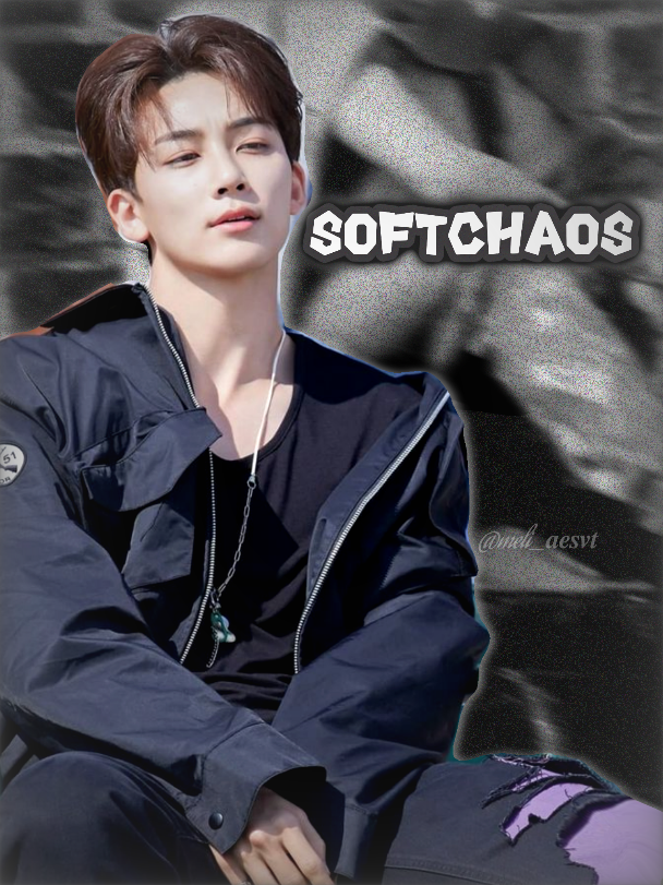 𝒑𝒐𝒗:𝒔𝒐𝒇𝒕𝒄𝒉𝒂𝒐𝒔 𝒑𝒂𝒓𝒕#5 Setelah hari itu… setelah aku bilang “kayak kamu” dan dia bilang “lo nggak boleh pura-pura nggak tahu”… hubungan kami jadi aneh. Bukan aneh dalam arti buruk. Tapi… Aneh karena kami tau rasa itu nyata. Tapi nggak ada satu pun yang ngucap kata “pacaran”. Kami cuma… jadi dua orang yang saling tahu, saling suka, tapi pura-pura belum resmian. Sampai pada hari ulang tahunku. Dia dateng pagi-pagi banget ke sekolah. Bukan bawa kado. Tapi bawa kantong kresek yang isinya roti isi, susu kotak, dan sekotak post-it warna kuning. Aku tatap dia bingung. Dia ngangkat alis. “Gue nggak tau lo suka apa. Jadi gue bawain semuanya. Sama ini—” Dia nyodorin satu lembar post-it. “Selamat ulang tahun. Hari ini lo boleh nyuruh gue apa aja. Tapi kalo nyuruh gue berhenti suka lo, itu gak berlaku.” *** Aku senyum, nulis di post-it juga. “Lo suka banget bikin gue senyum gak jelas ya?” Dia nyender ke tembok, tangannya masuk ke saku, senyum tengil banget: “Banget. Karena lo senyum kayak… rumah. Nyaman.” *** Malamnya, dia ngajak aku ke rooftop sekolah. Bilangnya mau lihat bintang. Padahal langitnya mendung. Kami duduk berdua, cuma makan keripik dan cerita soal masa depan. Lalu tiba-tiba dia diem. 