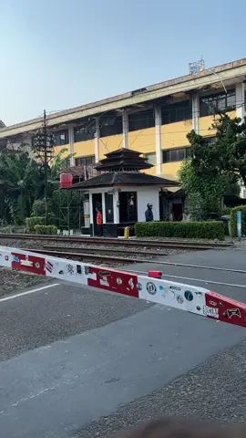 Ada apaa tuhhh #keretaapi #kereta #kai 