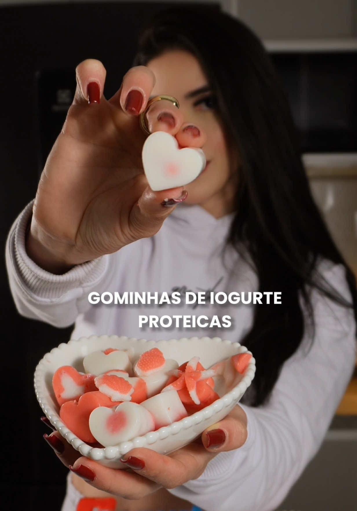 Gominhas de iogurte saudáveis 🩷 🔖Ingredientes: * 1ª mistura de fruta: - 2 colheres de sopa de polpa de fruta (usei de morangos) 🍓  - 60mL iogurte desnatado - 15g whey da Growth (usei o sabor leite em pó) 🏷️GABIMOTTA - Adoçante ou mel (se quiser mais docinho) * 2ª mistura de iogurte: - 60mL iogurte desnatado - 15g whey @Growth Supplements ite em pó)  - Essência de baunilha (5 gotas) - Adoçante ou mel (se quiser mais docinho) * 3ª mistura de gelatina: - 24g de gelatina incolor (1 pacotinho) - 60mL de leite desnatado Hidrate a gelatina no leite e leve pra aquecer no microondas por 30s a 1min (vai depender da potência do seu microondas). Coloque metade da gelatina em cada uma das misturas que acabamos de fazer, misture e leve para forminhas de silicone. Depois é só levar pra gelar e esperar ficarem firmes, mas esse processo é bem rápido.  Desenforme e se delicie 😋  #balafinifit #balafini #baladegelatina 
