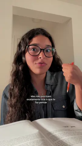 Eles não precisam queimar livros para controlar o que você pensa. Basta garantir que você só leia o que não incomoda. “Está tudo bem só ler algo leve.” “Está tudo bem só ler hot.” E assim, sem perceber, você passa anos consumindo histórias que divertem… mas não te transformam. O problema não é o leve. O problema é viver só dele. #literatura #clássicos #intelectual #estudo 