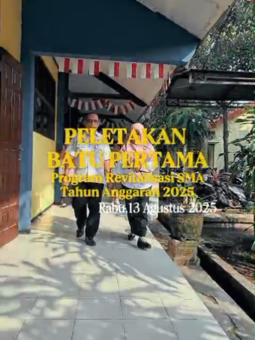 ✨*Peletakan Batu Pertama Tandai Revitalisasi 2 Ruang Kelas dan 7 Toilet SMA Negeri 1 Kandangan*✨ SMA Negeri 1 Kandangan memulai babak baru peningkatan fasilitas pendidikan dengan peletakan batu pertama pembangunan 2 ruang kelas dan 7 toilet melalui Program Revitalisasi SMA Tahun Anggaran 2025. Acara ini digelar pada tanggal 13 Agustus 2025 di gedung indoor.  Prosesi peletakan batu pertama dilakukan secara simbolis sebagai tanda dimulainya pembangunan sarana dan prasarana sekolah yang lebih modern dan representatif. Kegiatan ini dihadiri oleh Kepala Cabang Dinas Pendidikan Wilayah Kediri, Kepala Sekolah Komite Sekolah, guru, dan tenaga kependidikan. Revitalisasi ini bertujuan menghadirkan ruang kelas yang lebih nyaman dan toilet yang lebih bersih, demi menunjang pembelajaran yang berkualitas. Dalam sambutannya, Bapak Adi Prayitno, S.Pd., M.M. Kepala Cabang Dinas Pendidikan Wilayah Kediri menegaskan bahwa revitalisasi ini diharapkan mampu meningkatkan mutu pembelajaran dan kenyamanan seluruh warga sekolah. Kepala SMA Negeri 1 Kandangan juga menyampaikan rasa terima kasih atas dukungan semua pihak, serta optimisme bahwa proyek ini akan selesai tepat waktu dan menjadi awal lahirnya prestasi-prestasi baru dari SMA Negeri 1 Kandangan. #SMANSAKARAYATABULASI #BANGGASMANSAKA